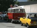 Der Volkswagen T 1 Sambabus in Campingausführung erster Ausführung in einer kleinen Oldtimer-Parade
