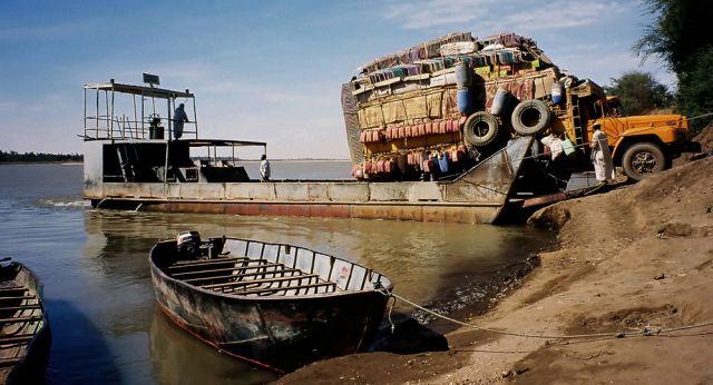 Nilfähre 15 km nördlich von Karima, ein schwer beladener LKW rangiert rückwärts auf das schmale Schiff