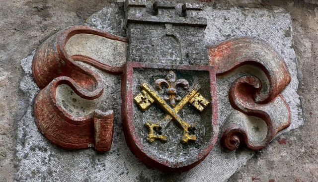 Schlüsselburg an der Weser - Wappen von Schlüsselburg am Burg-Gebäude