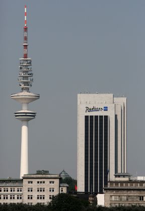 Der Hamburger Fernsehturm und das Radisson Hotel
