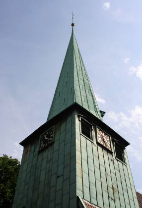 Der schmale, grün schimmernde Turm der Kirche St. Peter und Paul in Hamburg-Bergedorf
