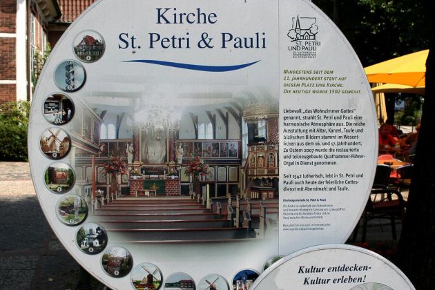 Schautafel vor der Kirche St. Peter und Paul in Hamburg-Bergedorf 