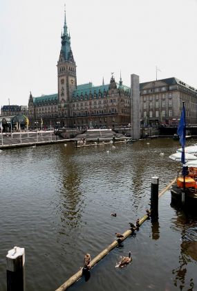 Hamburg - die kleine Alster, der Rathausmarkt und das historische Rathaus