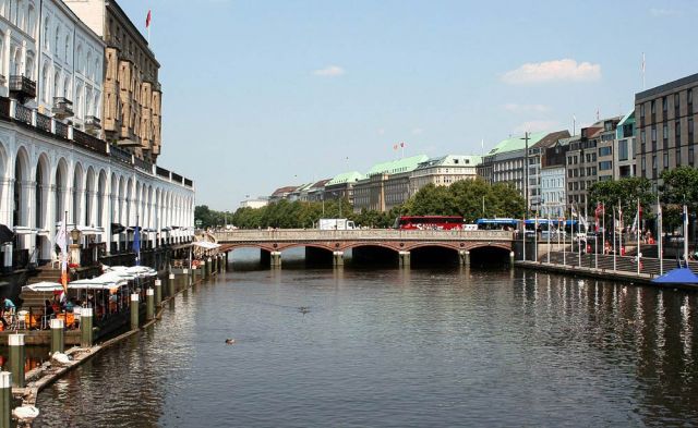 Die Alsterarkaden, die kleine Alster und der Jungfernstieg - Freie und Hansestadt Hamburg