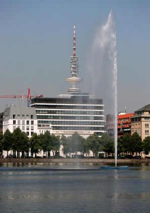 Die Alster-Fontäne mit dem Neuen Jungfernstieg und dem Hamburger Fernsehturm