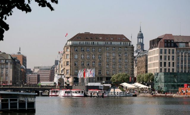 Kleine Alster, Jungfernstieg und Bootsanleger - die Binnenalster in Hamburg