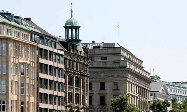 Fassaden der Verwaltungsgebäude am Ballindamm - Binnenalster, Hamburg
