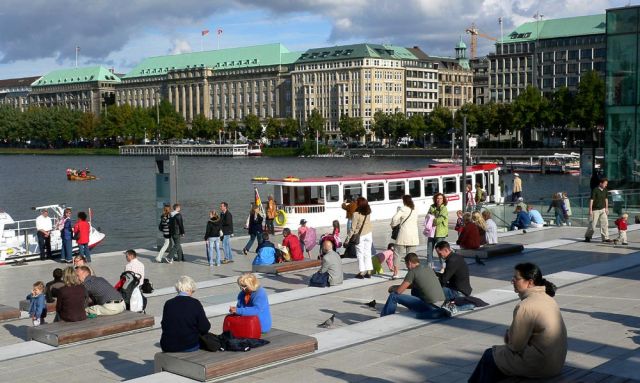Fussgängerbereich am Jungfernstieg-Ufer der Binnenalster - Hamburg