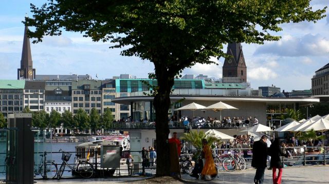 Der Neue Jungfernstieg mit Blick auf den Alster-Pavillon an der Binnenalster - Hamburg
