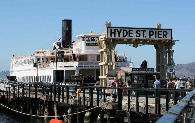 Hyde Street Pier mit Fähre Eureka - San Francisco Maritime National Historic Park.