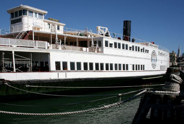 Eureka, als Eisenbahn-Fähre gebauter historischer Schaufel-Raddampfer - Hyde Street Pier - San Francisco Maritime National Historic Park.