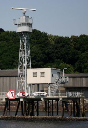 Der Leitdamm mit Radarstation am ehemaligen Fischereihafen in Hamburg-Altona