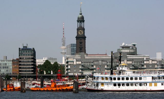 Der Niederhafen mit Feuerschiff LV 13 und dem Rundfahrtschiff Mississippi Queen - im Hintergrund der Hamburger Michel und der Fernsehturm