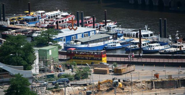 Barkassen im Binnenhafen mit der Flussschifferkirche an der Hamburger Speicherstadt 