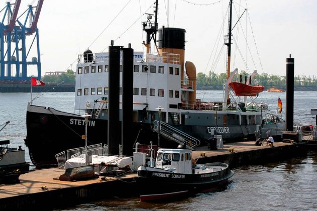 Der Museumshafen Hamburg Oevelgönne mit dem Dampfeisbrecher Stettin