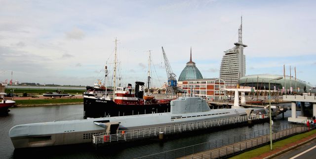 Der Museumshafen des Schifffahrtsmuseums mit dem U-Boot 'Wilhelm Bauer' vor dem Atlantic Hotel Sail City und den 'Havenwelten' in Bremerhaven