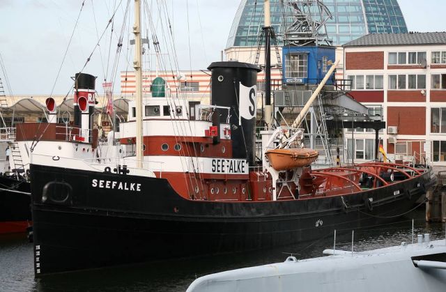 Im Museumshafen des Schifffahrtsmuseums Bremerhaven - der Bergungsschlepper Seeflke und der Walfänger Rau IX 