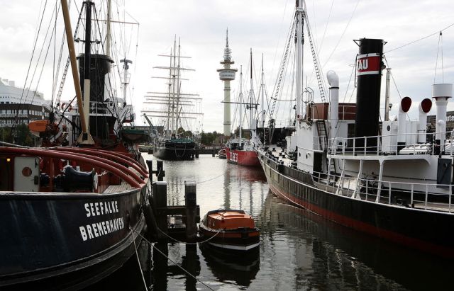 Im Museumshafen des Schifffahrtsmuseums Bremerhaven - Bergungsschlepper Seeflke und Walfänger Rau IX, 
