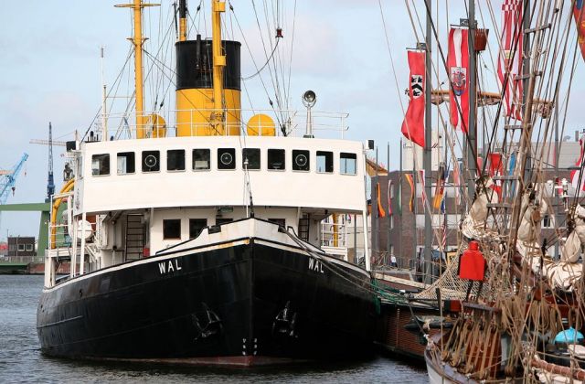 Bremerhaven - das Museumsschiff Dampfeisbrecher Wal an seinem Liegeplatz im Neuen Hafen
