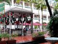 Das Raffles Hotel in Singapur - die überdachte Bar im Courtyard