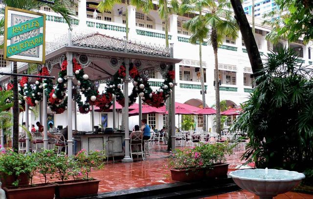 Das Raffles Hotel in Singapur - die überdachte Bar im Courtyard