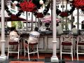Das Raffles Hotel in Singapur - 'Barhocker' in der überdachten Bar im Courtyard