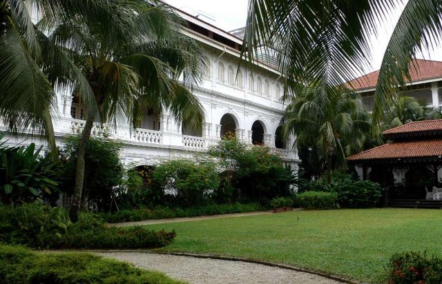 Das Raffles Hotel in Singapur - die historische Fassade zum Courtyard und zum Garten