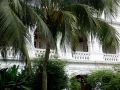 Das Raffles Hotel in Singapur - die historische Fassade zum Courtyard und zum Garten