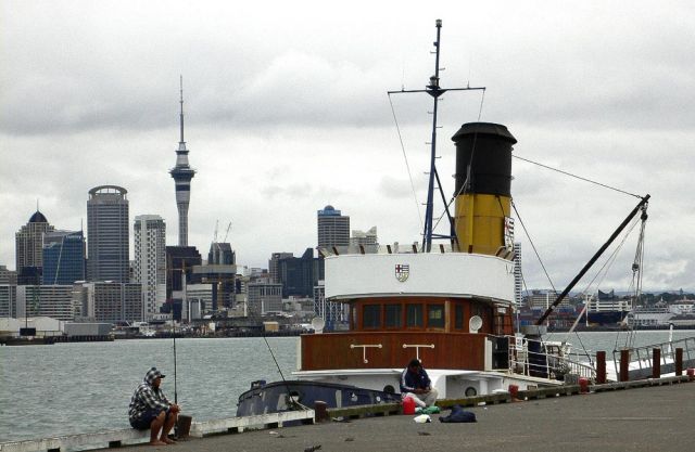 Der kohlegefeuerte Dampfschlepper William C. Daldy des Baujahres 1935 wird in Auckland, Neuseeland, für Vergnügungsfahrten eingesetzt.