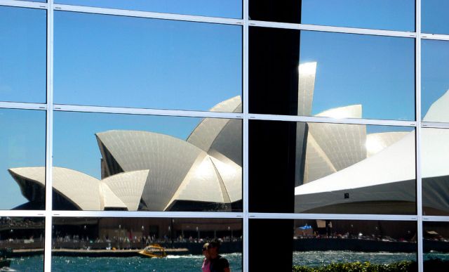Das Sydney Opera House - gespiegelt in der Fassade des Restaurants The Dining Room im Stadtteil The Rocks
