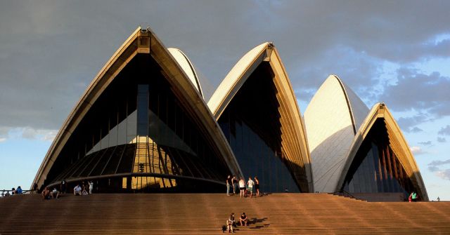 Die Eingangstreppe des Sydney Opera House auf der Halbinsel Bennelong Point