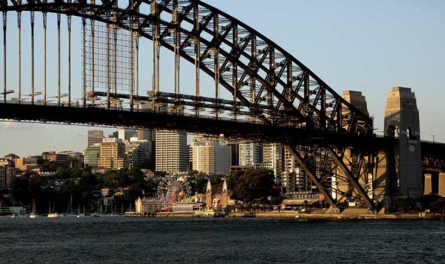 Sydneys Harbour Bridge und der Luna Park am Olympic Drive des Milsons Point 