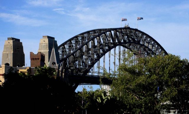 Sydneys Harbour Bridge mit ihren Pfeilern - Blick vom First Fleet Park am Circular Quay