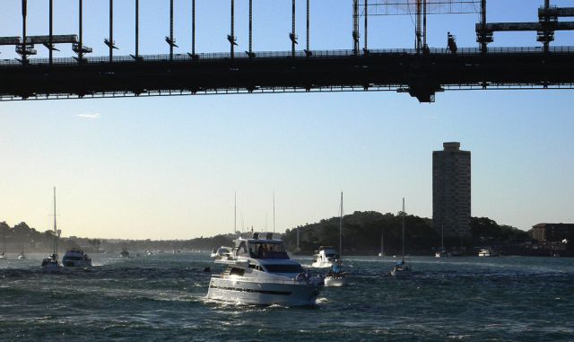 Bootsverkehr auf Port Jackson unterhalb Sydneys Harbour Bridge