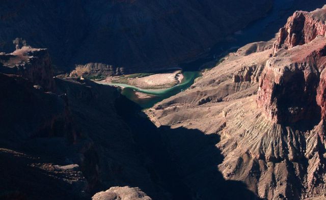 Der schattige Grund der Schlucht des Colorado Rivers aus der Luft - Grand Canyon National Park, Arizona