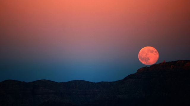 Vollmond über dem North Rim des Grand Canyon National Parks in Arizona