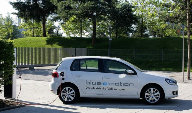 Volkswagen blue e-motion - das erste Elektro-Fahrzeug auf Golf VI Basis im Jahre 2013