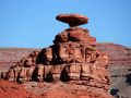Der markante Mexican Hat Rock in Mexican Hat, San Juan County, Utah