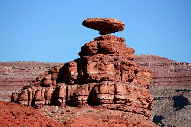 Der markante Mexican Hat Rock in Mexican Hat, San Juan County, Utah