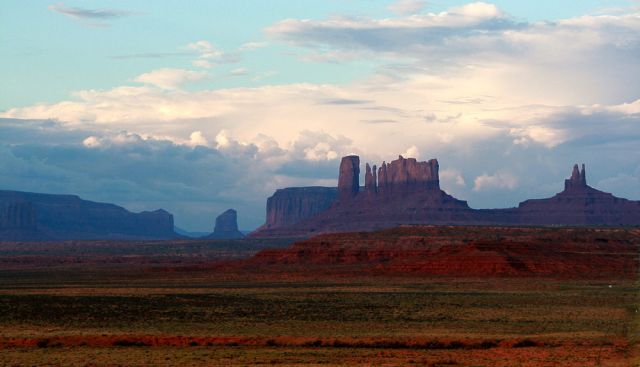 Stagecoach Butte und King on his throne - Monument Valley Navajo Tribal Park, Utah