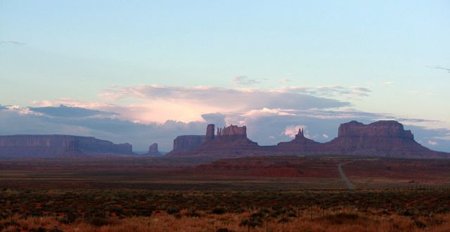 Stagecoach Butte, King on his throne und Brighams Tomb - Monument Valley Navajo Tribal Park, Utah