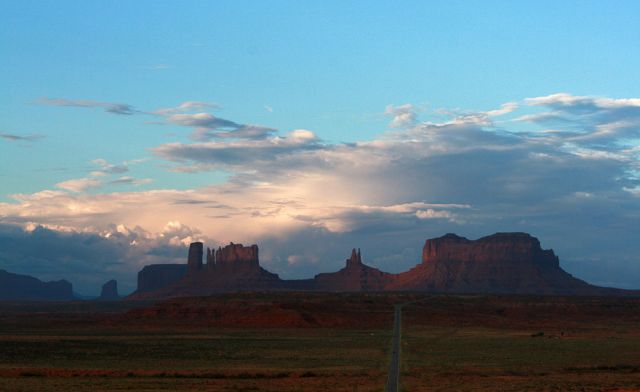 Stagecoach Butte, King on his throne und Brighams Tomb - Monument Valley Navajo Tribal Park, Utah