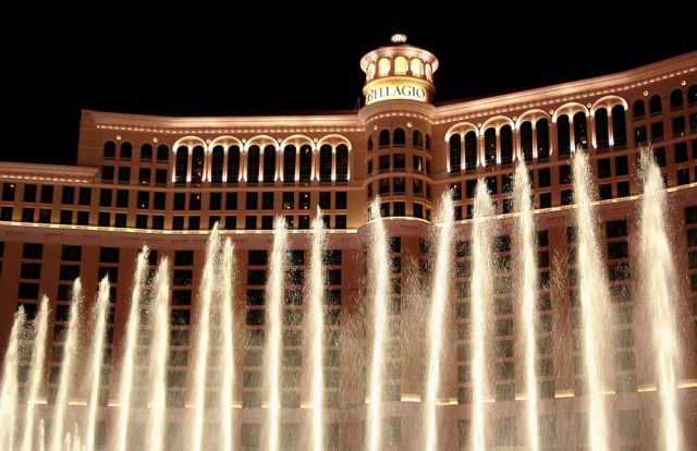 Fountains of Bellagio und das Casino-Hotel 'Bellagio' am Las Vegas Boulevard South - Las Vegas Strip