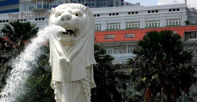 Der Merlion - ein Kunstwesen aus Fisch und Löwe - das Wahrzeichen der Stadt Singapur, an der Marina Bay vor dem Fullerton Hotel,.