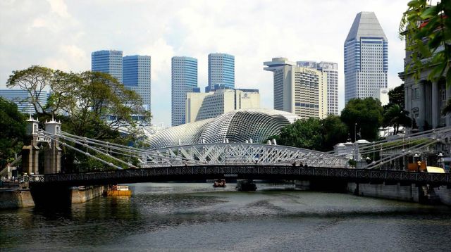 Singapur - die historische Cavenagh Bridge über den Singapore River