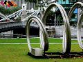 Singapur - Skulptur auf dem Asian Civilisations Museum Green vor der Cavenagh Bridge