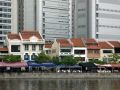 Chinese Shophouses und Wolkenkratzer am Boat Quay des Singapore River
