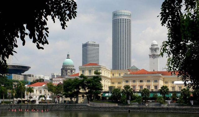 Singapore River - the Arts House und das Asian Civilisations Museumvor dem Hotelturm des Westin Stamford
