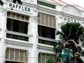 Singapur - das Raffles Hotel, die historische Fassade im britischen Kolonial-Stil
