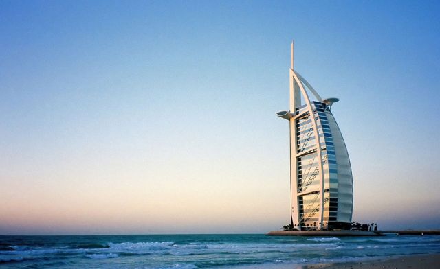 Dubai - das Hotel Burj al Arab, der segelförmige Turm der Araber